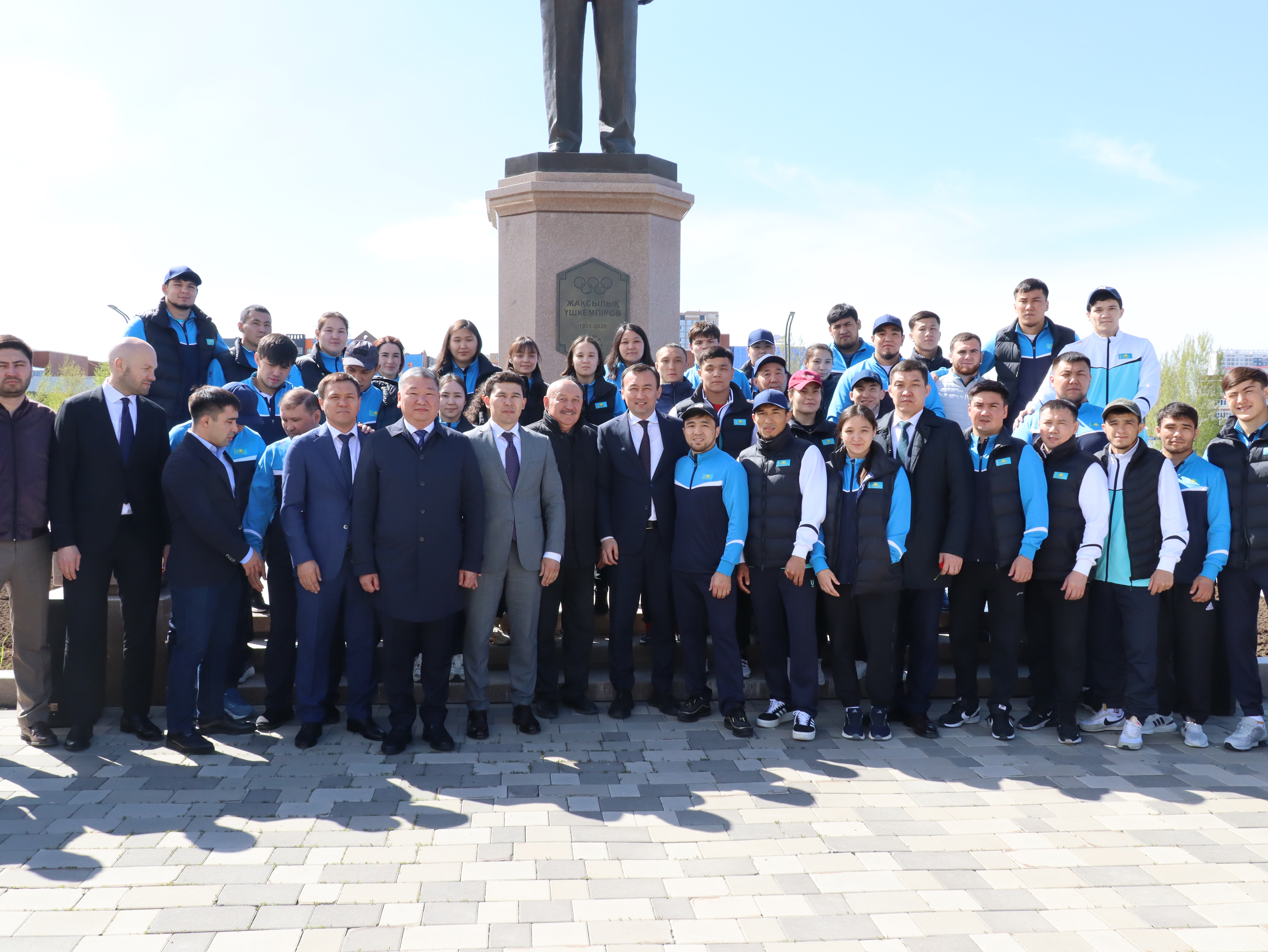 КСРО еңбек сіңірген спорт шебері, Олимпиада чемпионы, Әлем чемпионы және Еңбек Ері Жақсылық Үшкемпіровтің ескерткішіне гүл шоқтарын қою рәсімі