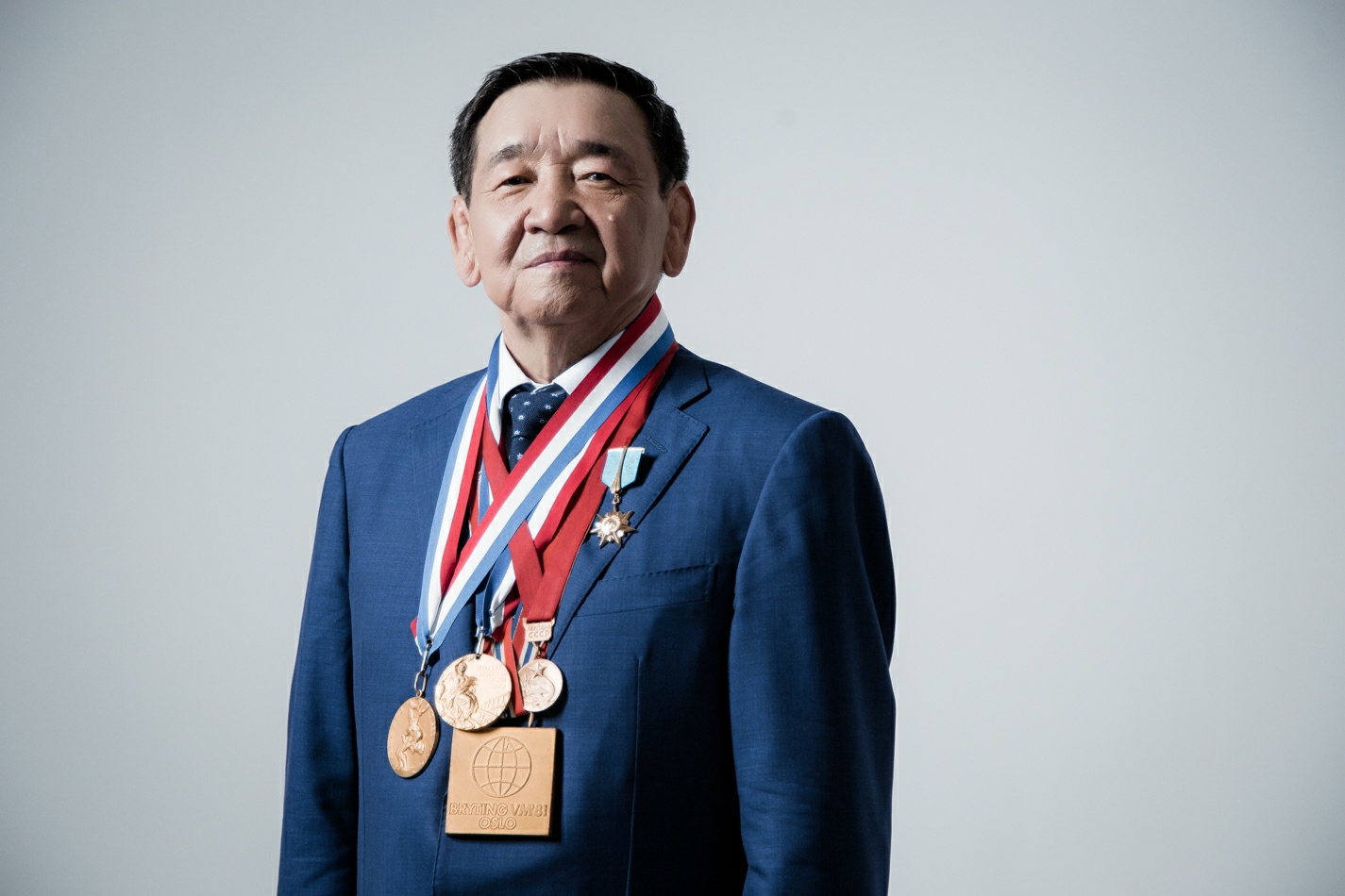 6 мамыр - Жақсылық Үшкемпіровтің туған күні