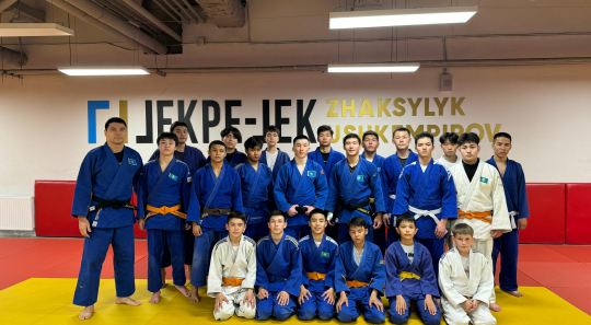 Zhanarys Rakhmetkali and Nurkanat Serikbaev met and exchanged experiences with young athletes