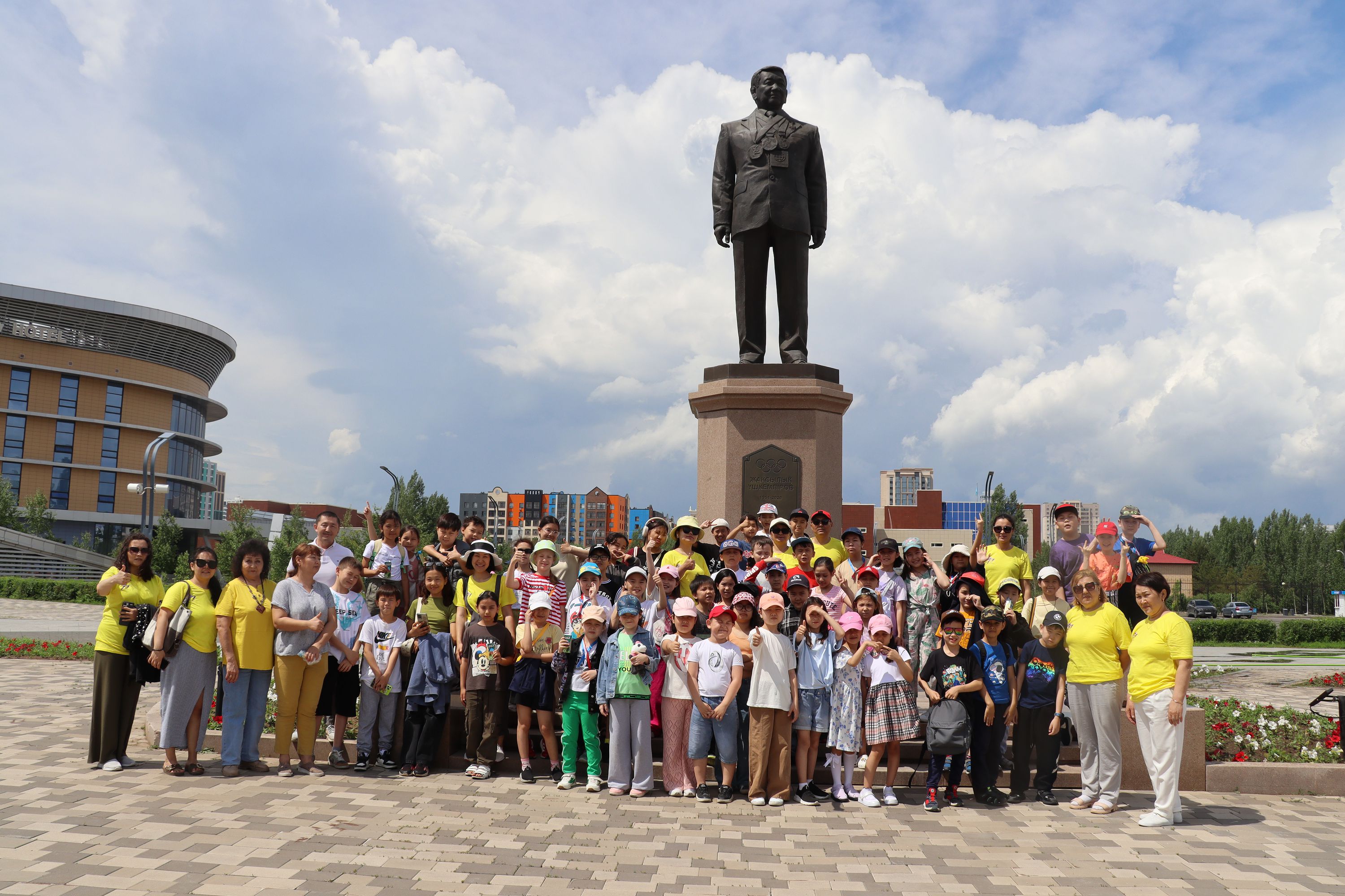 Бүгін №97 мектеп-гимназиясының балалары Ж. Үшкемпіров атындағы жекпе-жек сарайын аралады